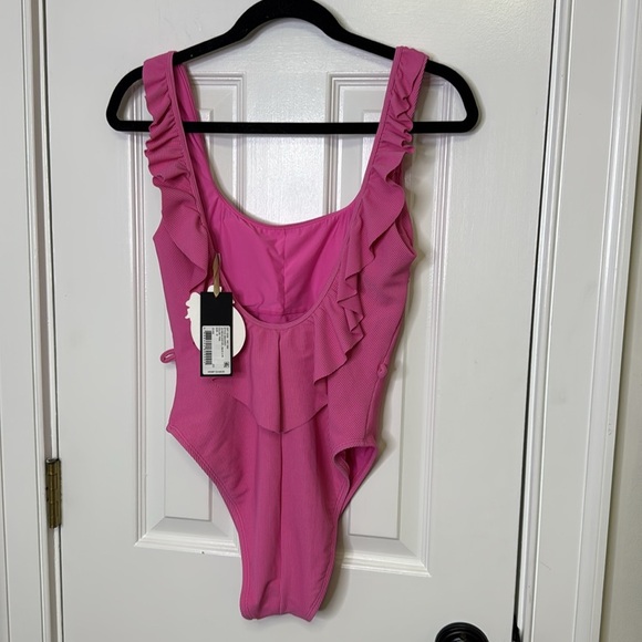 Jess Southern for Gianni Bini M Vibrant Pink Ruffled Swimsuit - Picture 4 of 10